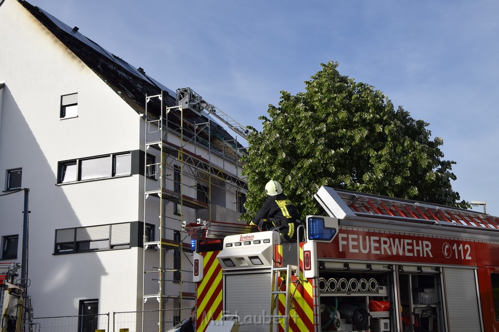 Feuer 2 Dachstuhl Koeln Dellbrueck Von der Leyen Str P159.JPG - Miklos Laubert